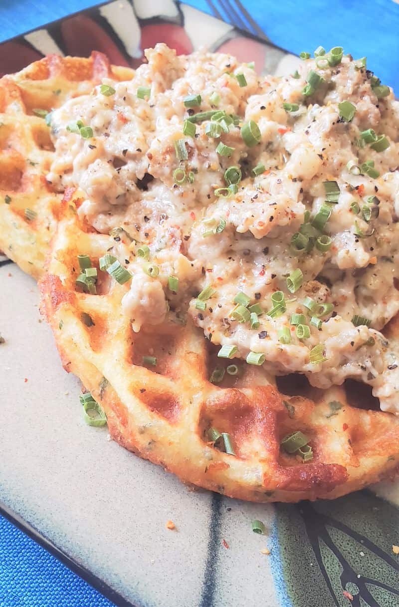 Everyone LOVES a tasty and hearty breakfast dish. Check out this amazing Biscuits And Gravy Chaffle Recipe, it will not disappoint!